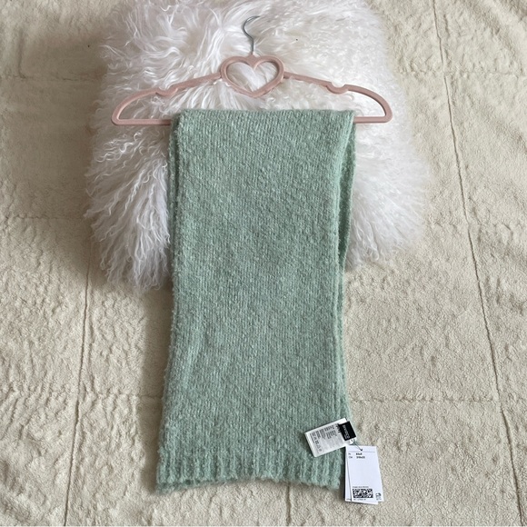 💚🧣H&M Light Green Long Knit Scarf - Picture 2 of 6